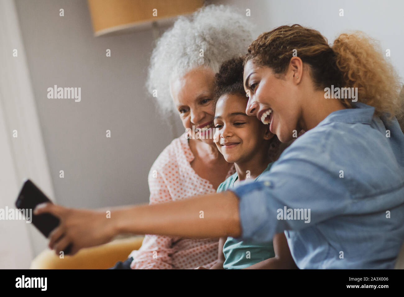 Drei Generationen der Familie, die ein selfie Stockfoto