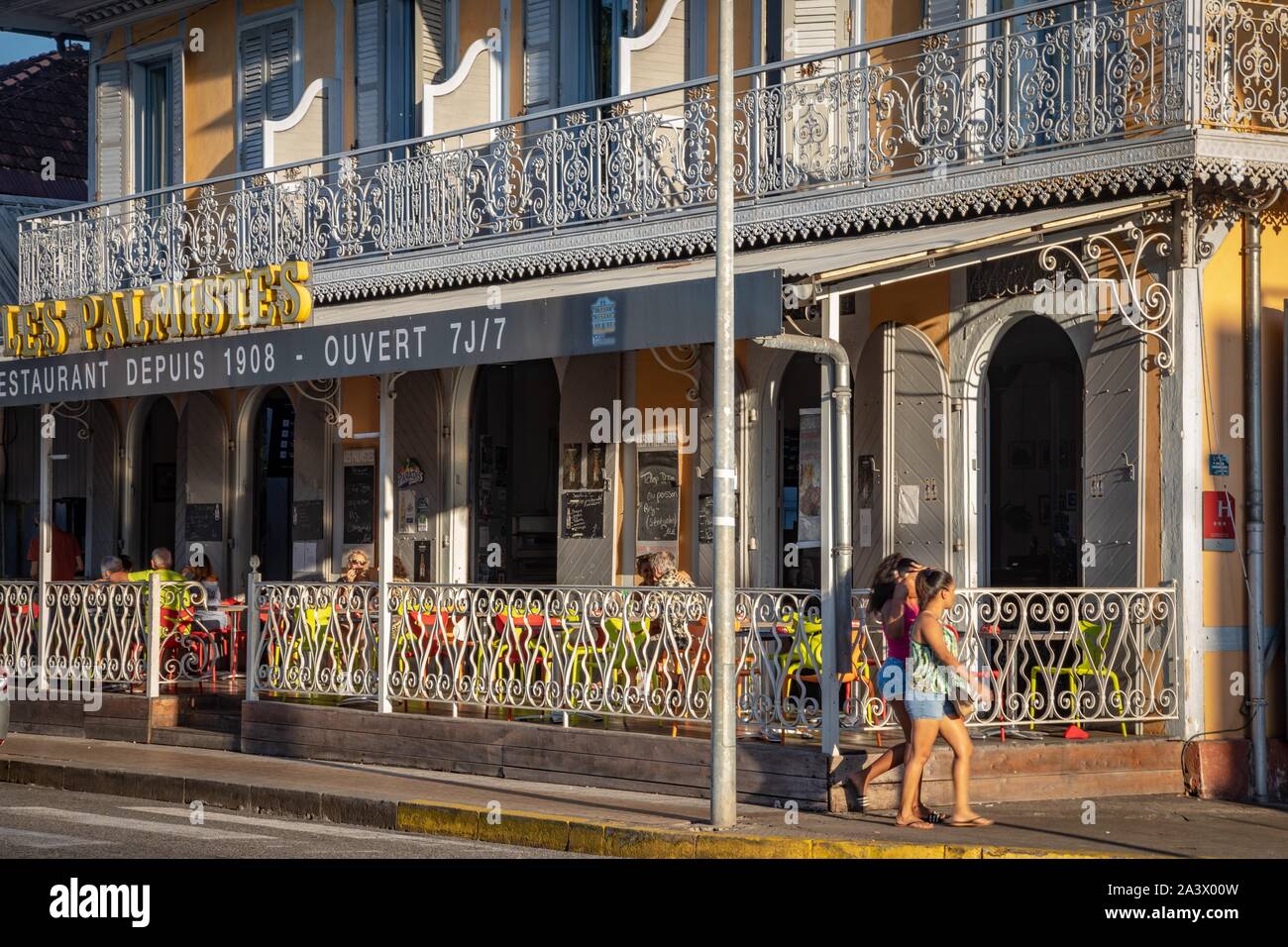 LES PALMISTES HOTEL, BAR, RESTAURANT, EINE INSTITUTION IN DER HAUPTSTADT, RUE DES PALMISTES, Cayenne, Französisch-Guayana, überseeische Departement, SÜDAMERIKA, Frankreich Stockfoto