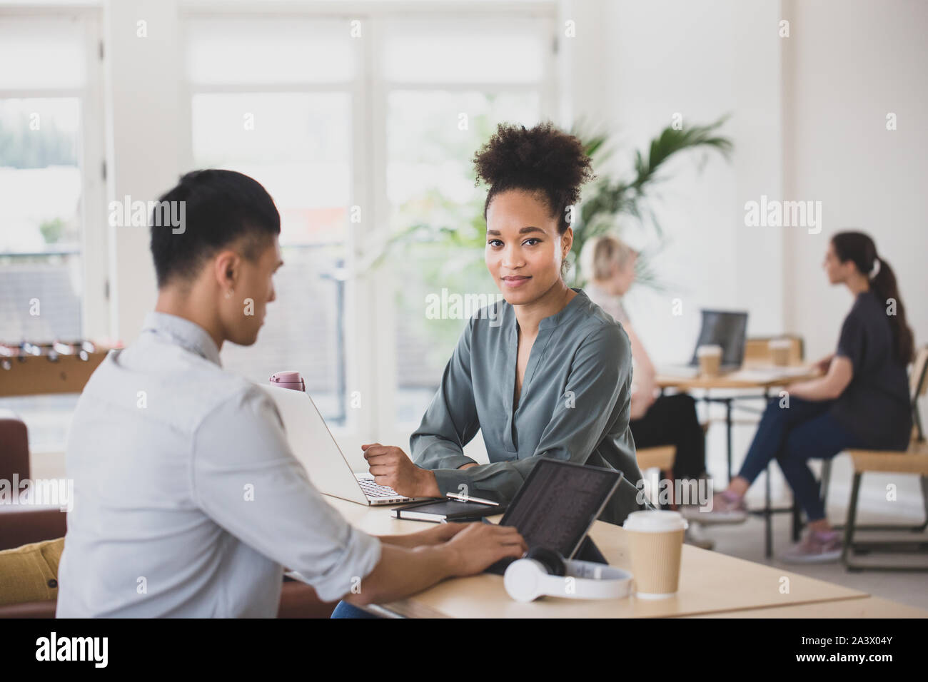 Portrait einer afrikanischen amerikanischen Geschäftsfrau in einem Coworking Space Stockfoto