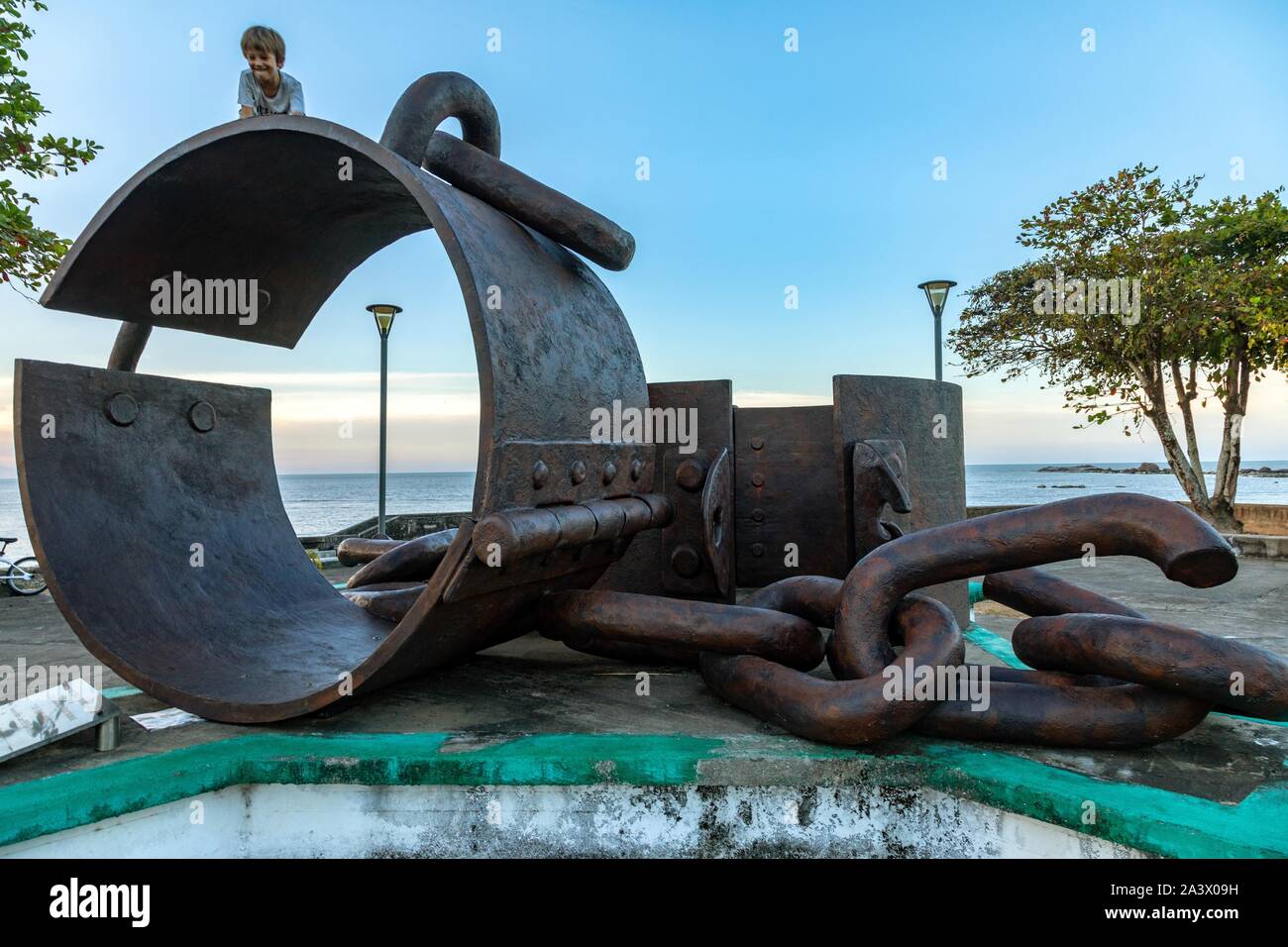 Denkmal der Gerissene Ketten, EINE VON JEAN-LUC PLE CAYENNE IM SPEICHER ARBEITEN AN DIE OPFER DER SKLAVEREI UND DES SKLAVENHANDELS, Cayenne, Französisch-Guayana, überseeische Departement, SÜDAMERIKA, Frankreich Stockfoto