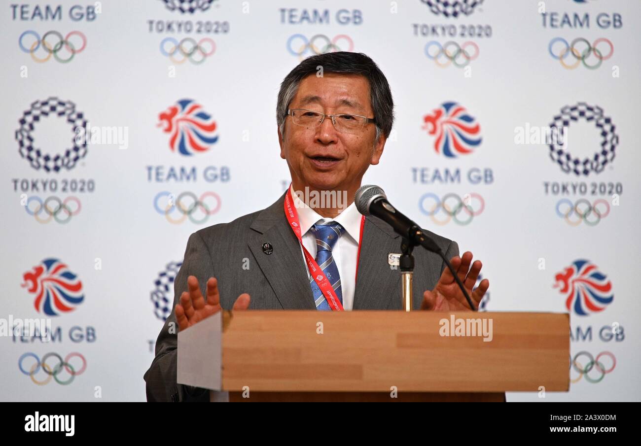 Westminster. Vereinigtes Königreich. 10. Oktober 2019. Koji Tsuruoka (japanische Botschafter in den Vereinigten Königreich) Adressen der athgletes aus der 1964 in Tokio Spiele. TeamGB verkünden das Kanu Sportler für die Olympischen Spiele 2020 in Tokio. Foreign und Commonwealth Office. Westminster. London. Vereinigtes Königreich. Kredit Garry Bowden / Sport in Bildern/Alamy Leben Nachrichten. Stockfoto