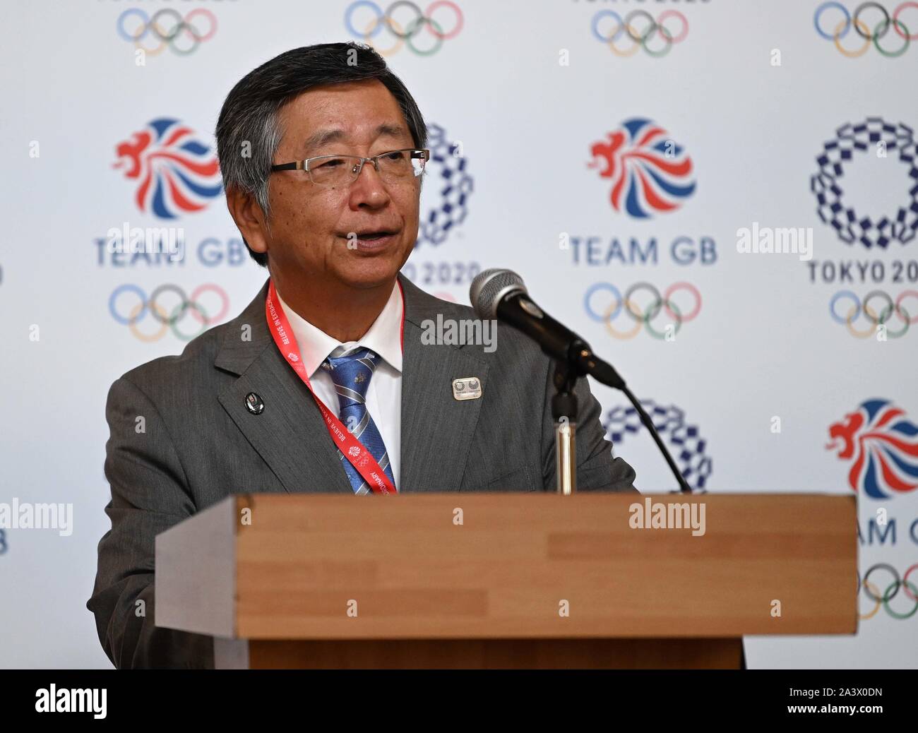 Westminster. Vereinigtes Königreich. 10. Oktober 2019. Koji Tsuruoka (japanische Botschafter in den Vereinigten Königreich) Adressen der athgletes aus der 1964 in Tokio Spiele. TeamGB verkünden das Kanu Sportler für die Olympischen Spiele 2020 in Tokio. Foreign und Commonwealth Office. Westminster. London. Vereinigtes Königreich. Kredit Garry Bowden / Sport in Bildern/Alamy Leben Nachrichten. Stockfoto