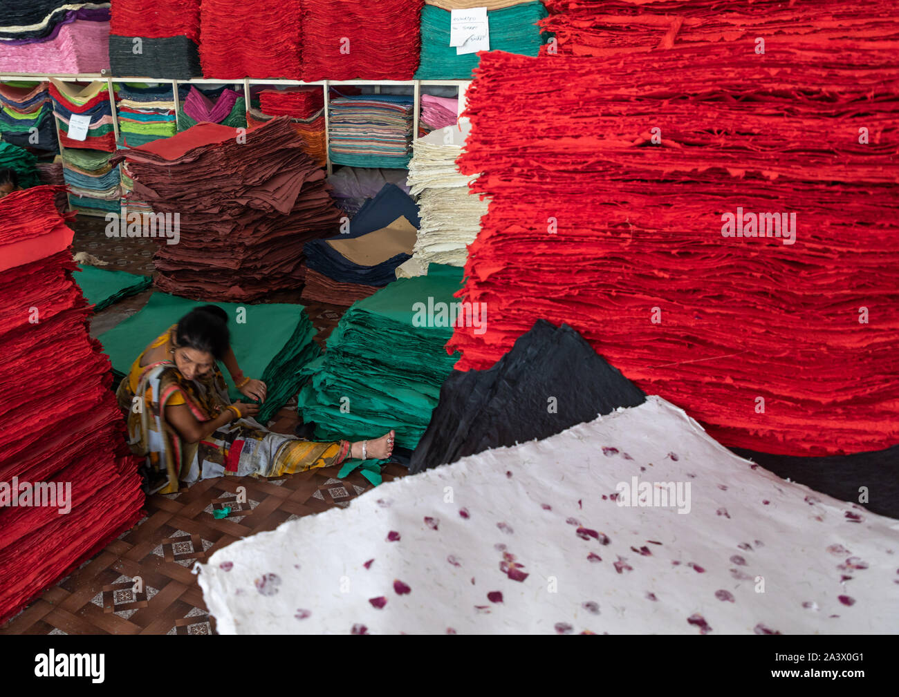 Die indischen Arbeiter in Salim's Paper handgeschöpftes Papier Fabrik, Rajasthan, Jaipur, Indien Stockfoto