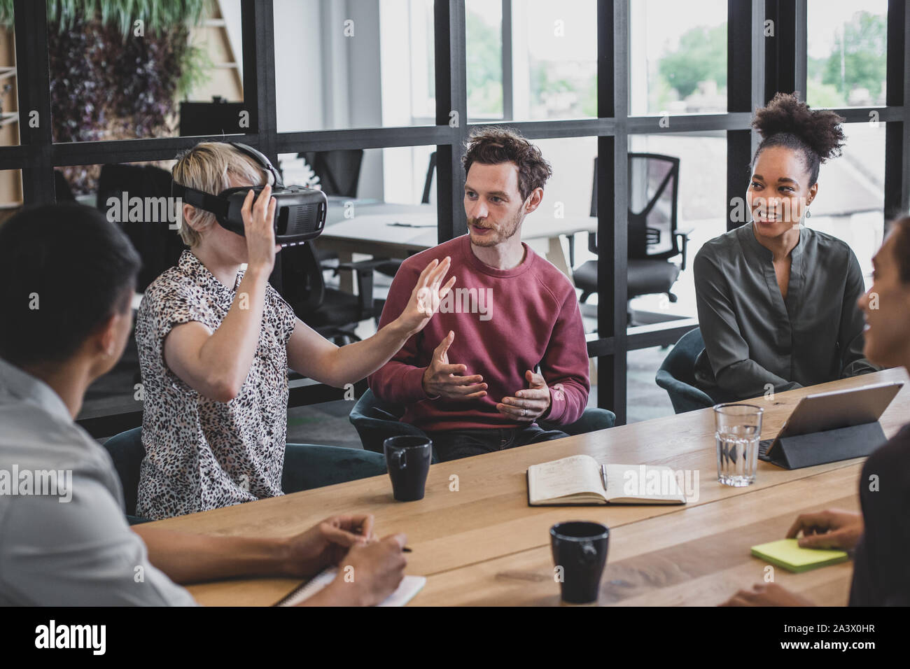 Mitarbeiter diskutieren VR-Headset-Technologie Stockfoto