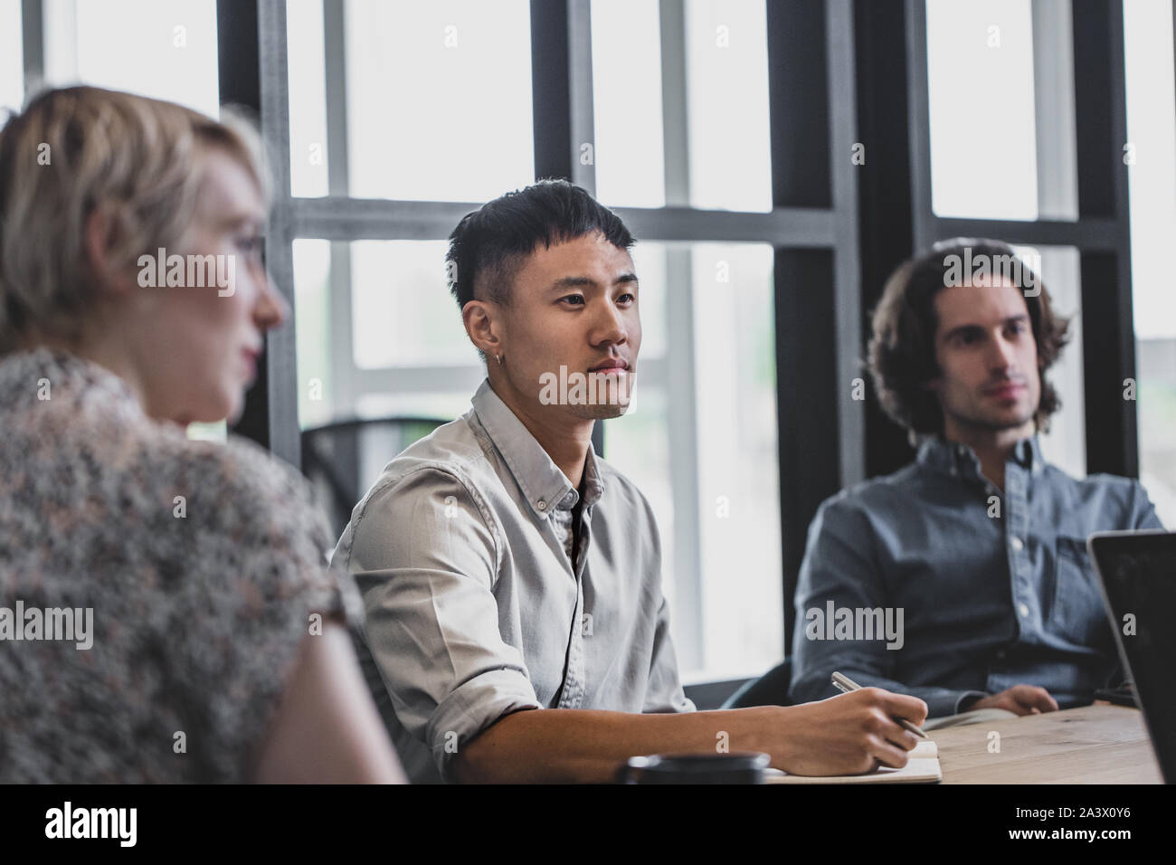Asiatische Geschäftsmann hören in einer Sitzung Stockfoto