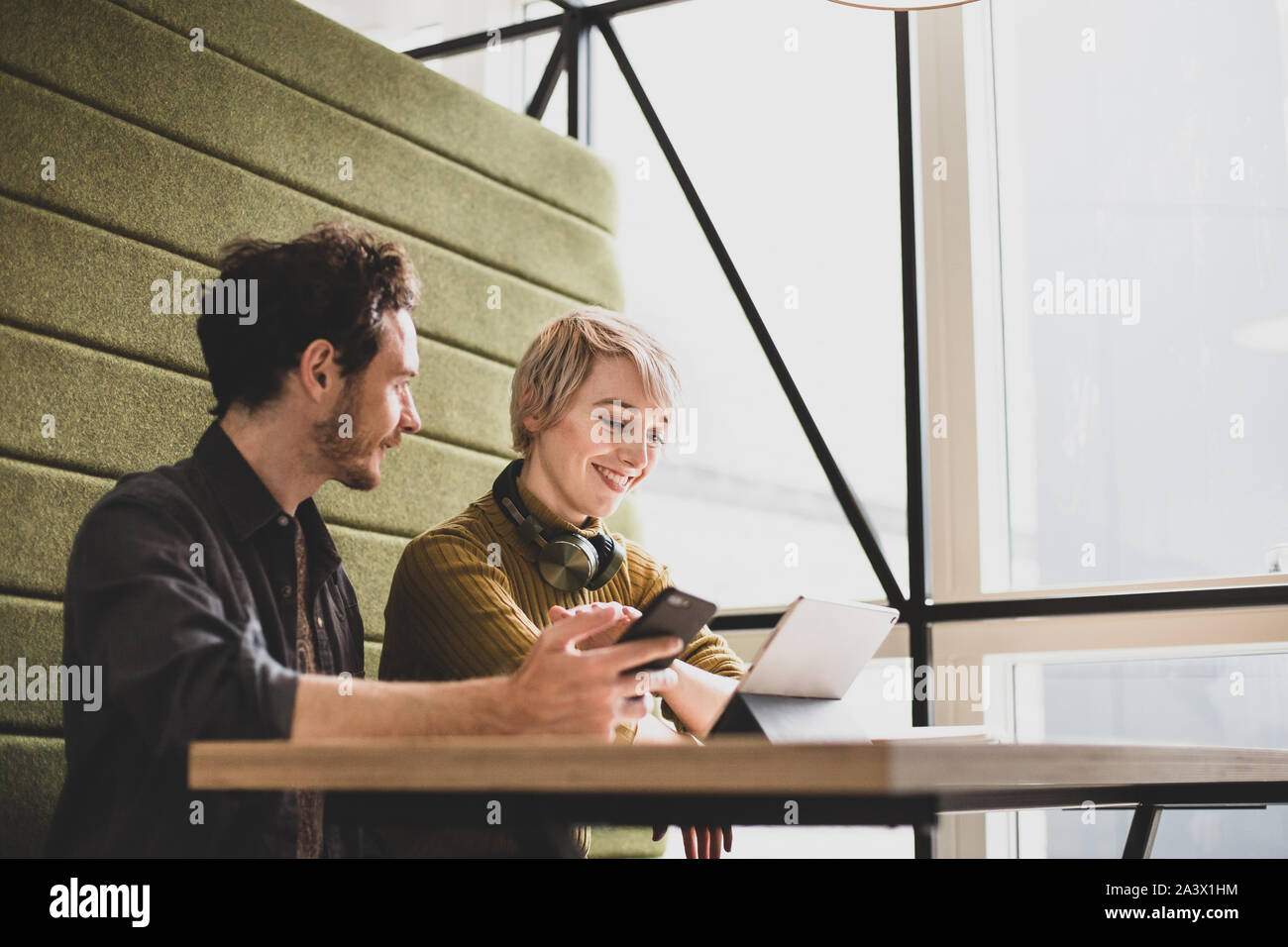 Mitarbeiter in einer Sitzung an einem digitalen Tablet suchen Stockfoto