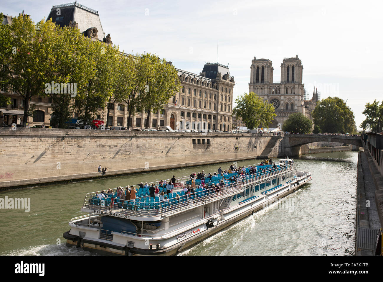 Eine Bateau Mouche reisen auf der Seine Vergangenheit der Polizei Gebäude in Richtung Notre Dame, im Bau aus dem Jahr 2019, in Paris, Frankreich. Stockfoto