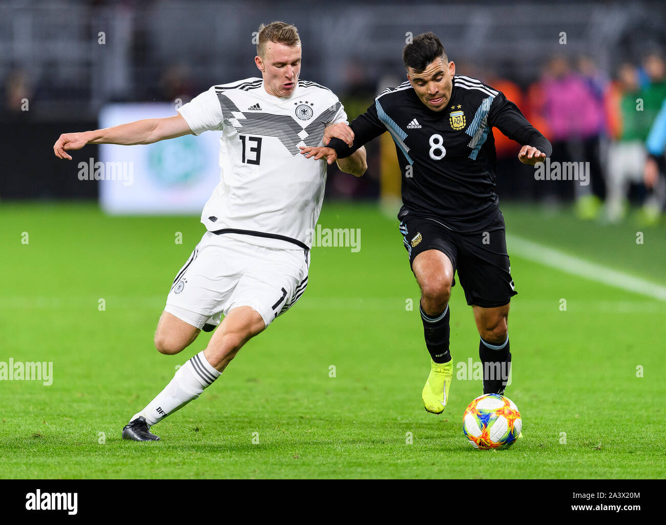 Duelle, Duell zwischen Lukas Klostermann (Deutschland) und Marcos Acuna (ARG). GES/Fußball/Freundschaftsspiele: Deutschland - Argentinien, 09.10.2019 Fußball: Testspiel: Deutschland vs Argentinien, Dortmund, 9. Oktober 2019 | Verwendung weltweit Stockfoto