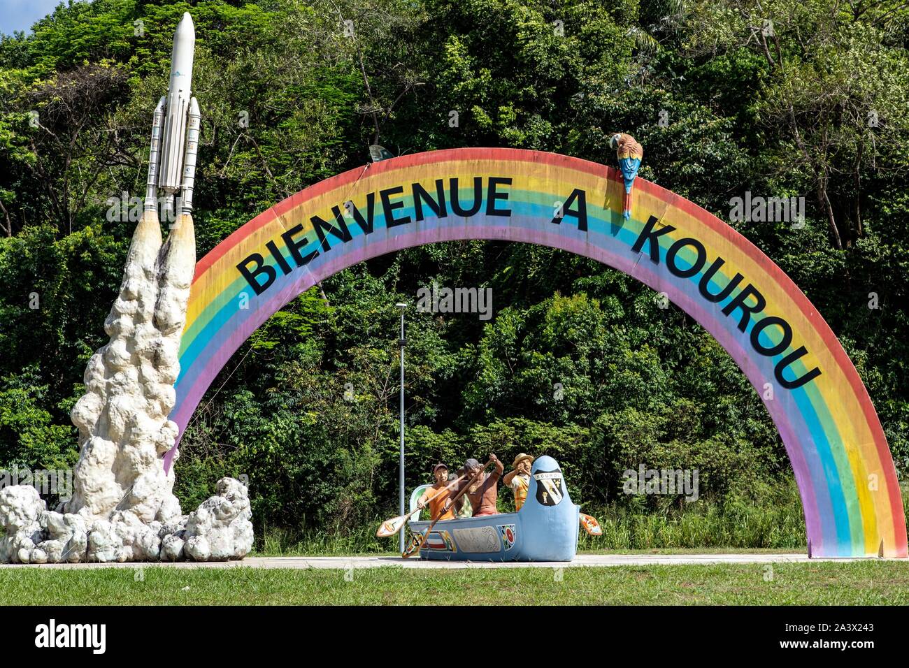 Der Kontrast zwischen der ARIANE RAKETE UND EINE INDIANISCHE EINBAUM, KREISVERKEHR AM EINGANG DER STADT Kourou, Französisch-Guayana, überseeische Departement, SÜDAMERIKA, Frankreich Stockfoto