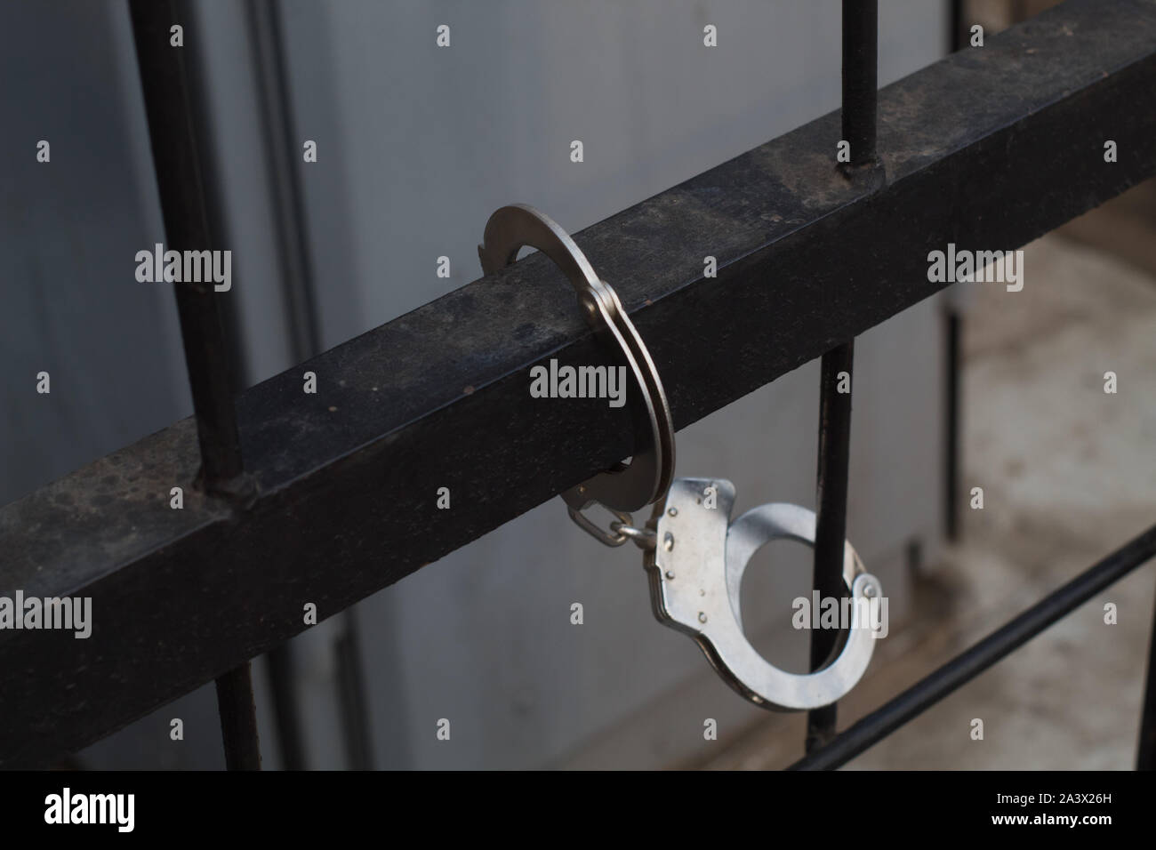 Ein Metall Handschellen zu schwarzen Balken befestigt Stockfoto