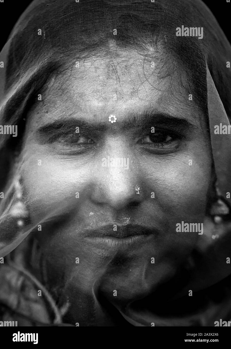 Porträt einer Rajasthani Frau hidding ihr Gesicht unter einem Sari, Rajasthan, Jaisalmer, Indien Stockfoto