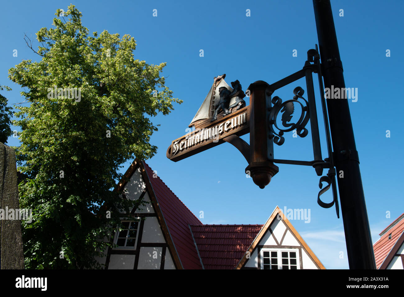 Heimat der lokalen Geschichte und Folklore Museum in Warnemünde townagainst ein blauer Himmel Stockfoto