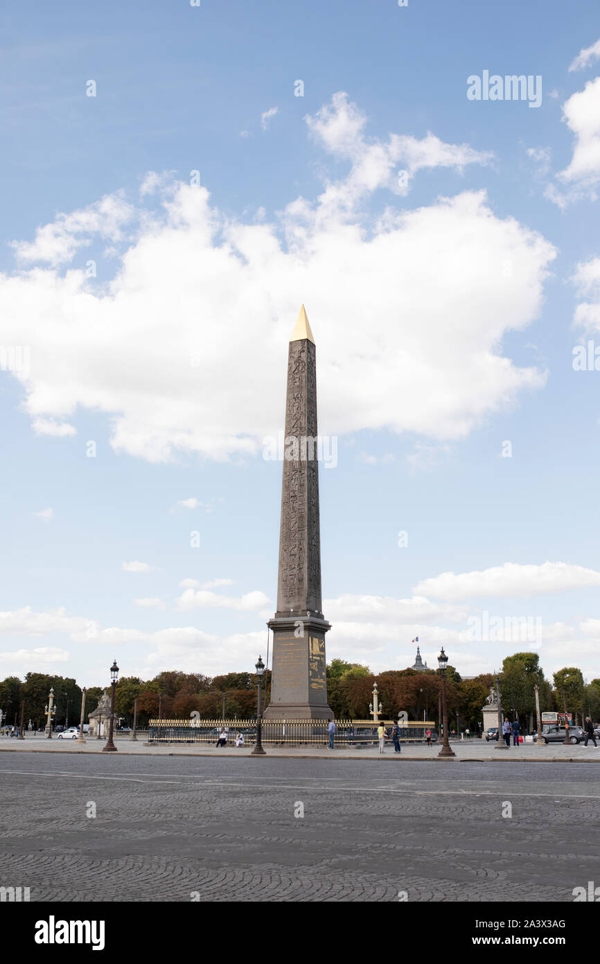 Der Obelisk von Luxor am Place de la Concorde im Sommer in Paris, Frankreich. Stockfoto