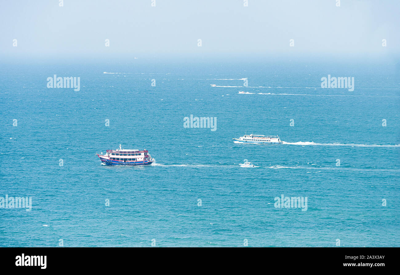 Boote Verkehr Touristen, die in der Nähe von Inseln und Fischen in den Morgen, Pattaya, Thailand zu besuchen. Stockfoto