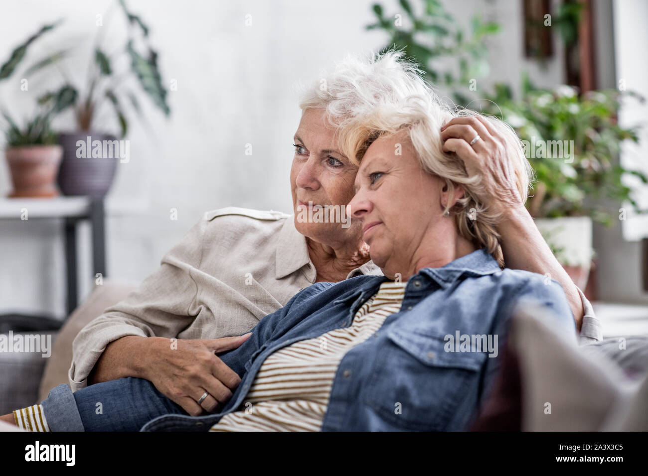 Reifen lesbisches Paar zu Hause auf dem Sofa Stockfoto