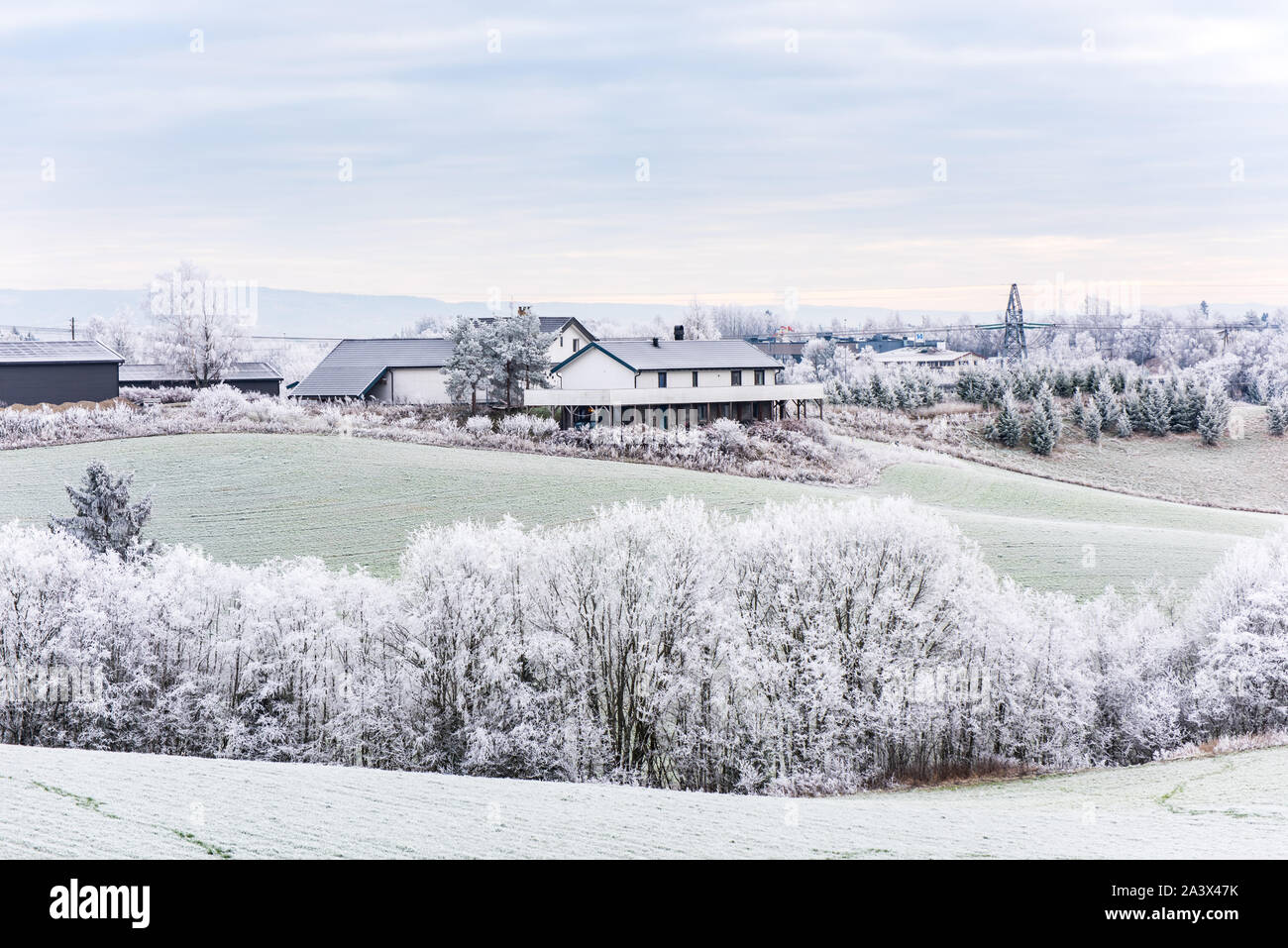 Norwegische Hütte in dem Dorf im Winter schneebedeckten Tag in Skedsmo, eine Gemeinde in der Grafschaft Akershus, Norwegen. Stockfoto