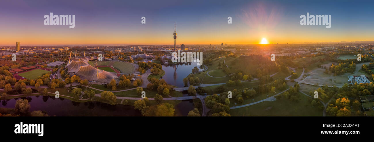 Beeindruckend der Blick über München bei Sonnenuntergang mit den Olympischen Park. Stockfoto