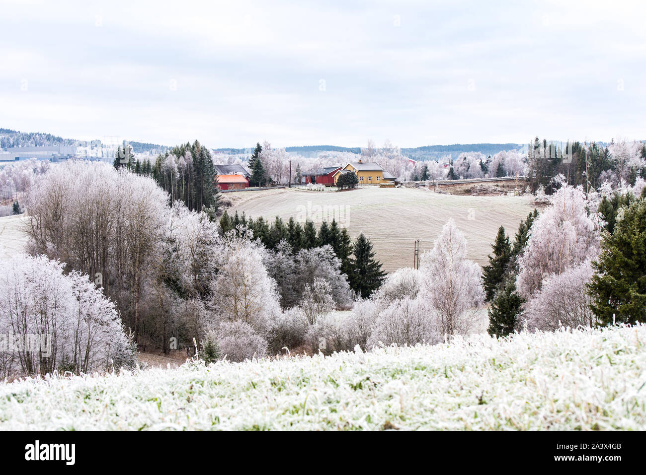 Norwegische Hütte in dem Dorf im Winter schneebedeckten Tag in Skedsmo, eine Gemeinde in der Grafschaft Akershus, Norwegen. Stockfoto