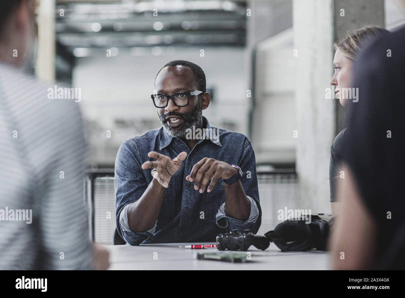 African American male Game Designer führenden einer Sitzung Stockfoto