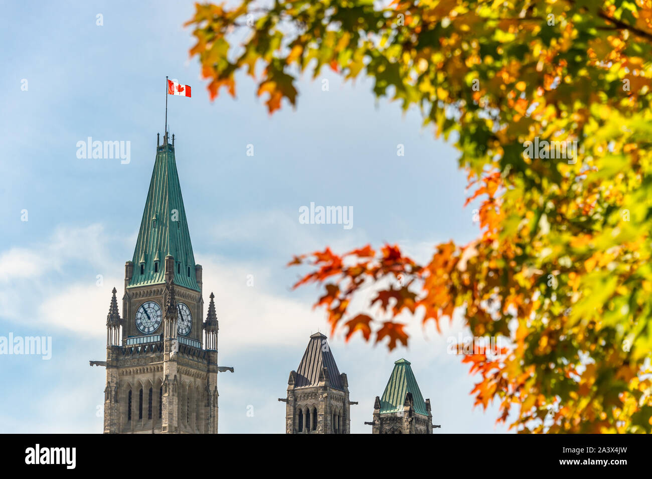 Peace Tower des kanadischen Parlaments mit Herbstlaub in Ottawa. Stockfoto