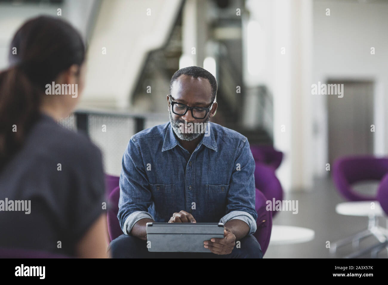 Afrikanische amerikanische Geschäftsmann mit einem digitalen Tablet in einer Besprechung Stockfoto