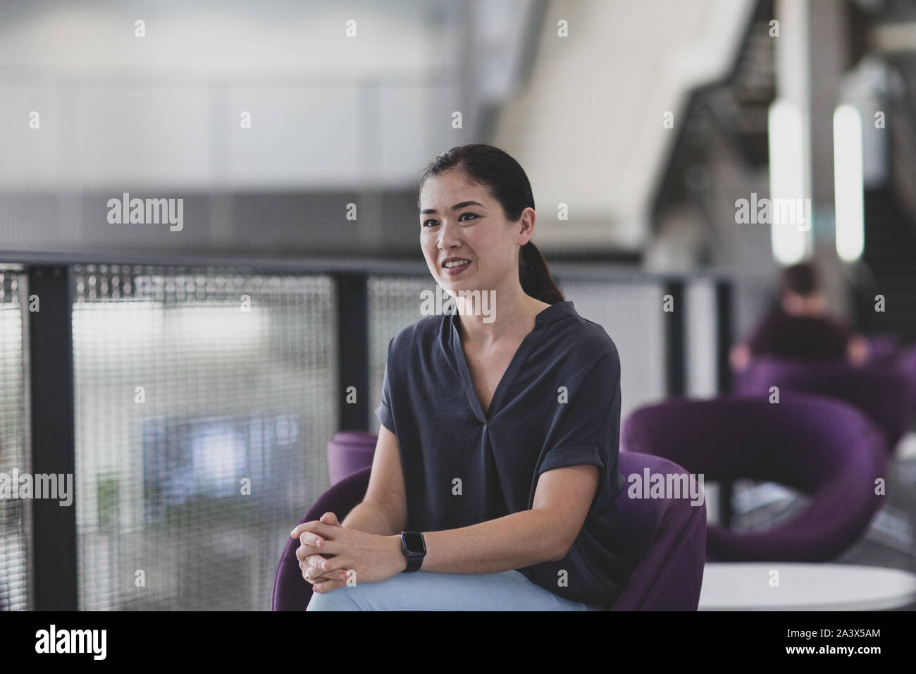 Junge erwachsene Frau in einem informellen Gespräch Stockfoto