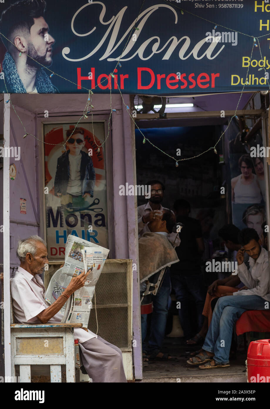 Friseur Haare schneiden des Menschen auf den Straßen, Rajasthan, Bundi, Indien Stockfoto