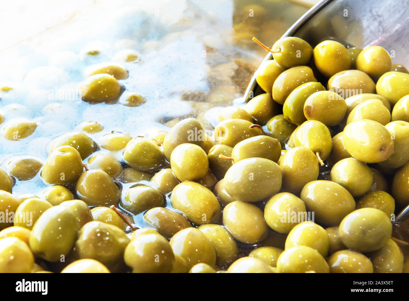 Grüne Oliven in Salzlake, Iran. Stockfoto