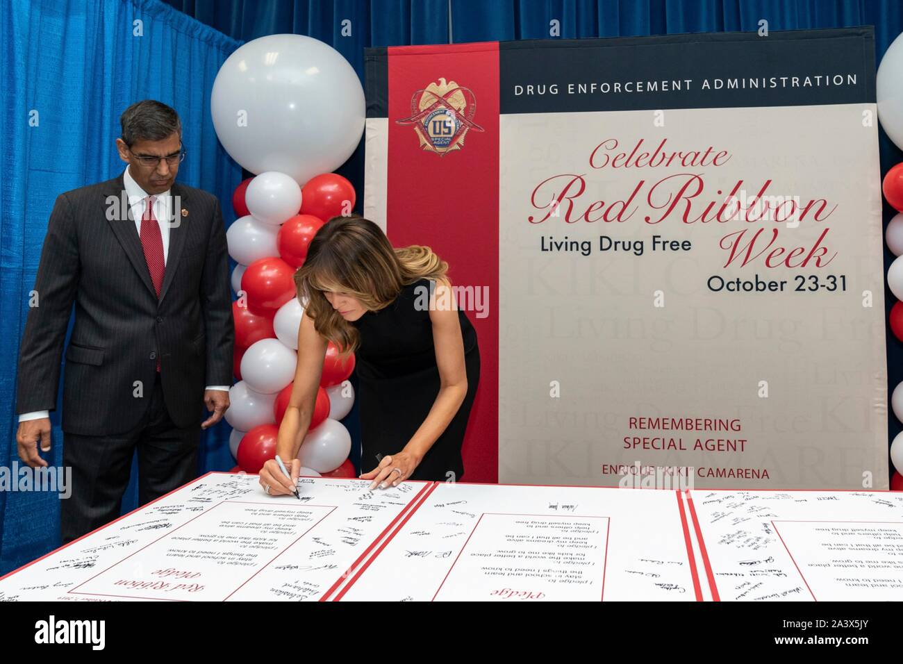 Us-First Lady Melania Trump und Drug Enforcement Agency Administrator Uttam Dhillon, Links, unterzeichnen das Red Ribbon verpfänden, an der Drug Enforcement Agency Hauptsitz Oktober 7, 2019 in Washington, DC. Stockfoto