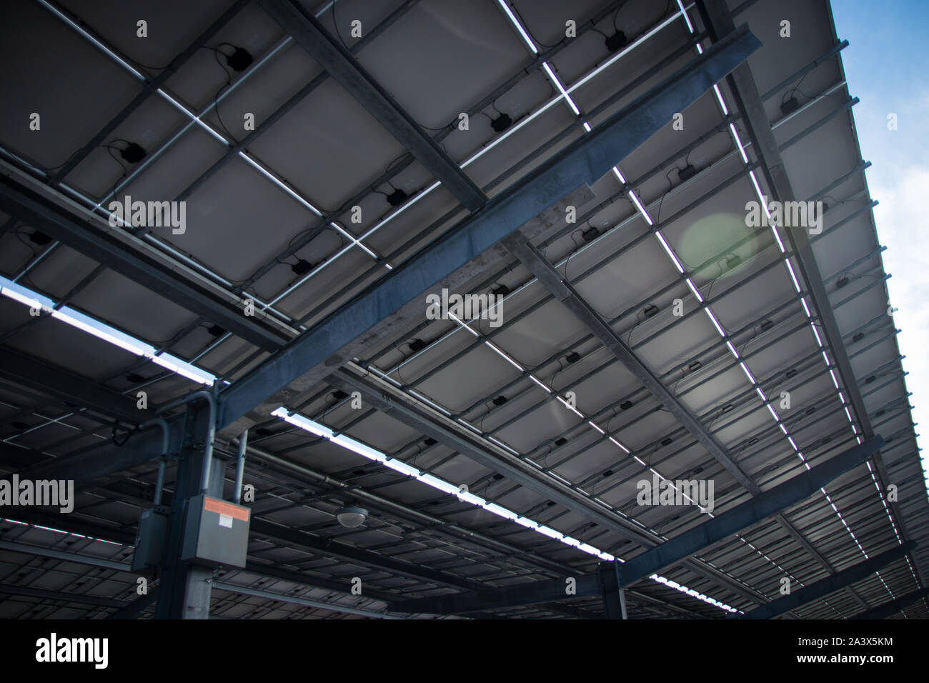 Solar-Photovoltaikanlagen, -Leitungen und -Drähte sammeln Strom gegen den blauen Himmel. Stockfoto