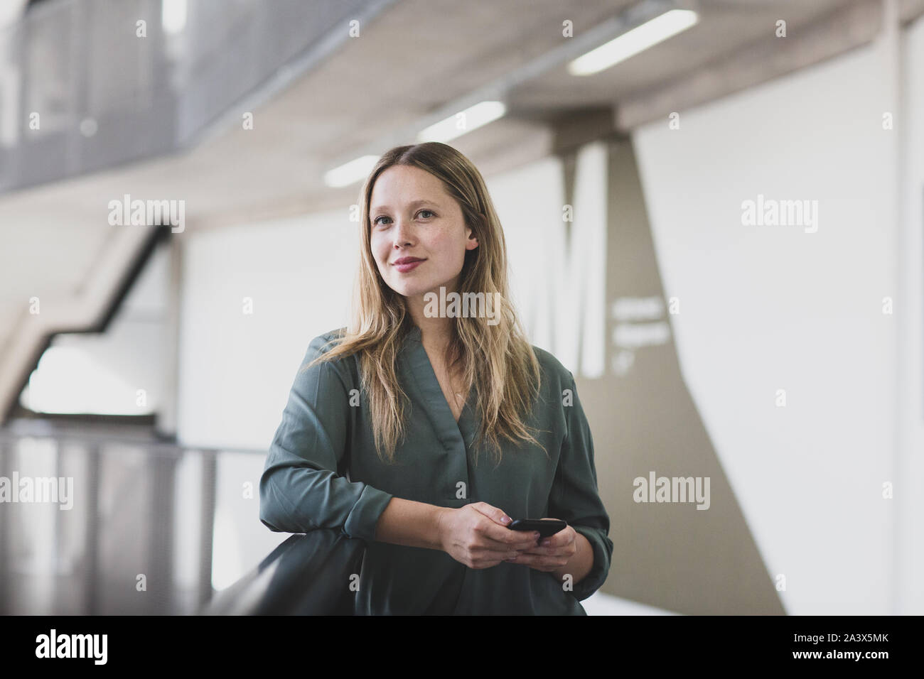 Portrait von weiblichen executive Holding ein Smartphone Stockfoto
