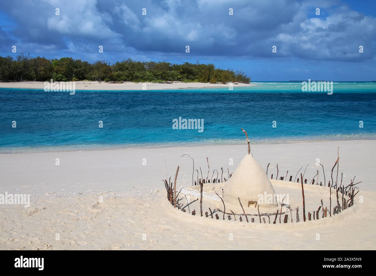 Sand Castle am Ufer des Ouvea Lagune, Loyalty Islands, New Caledonia. Die Lagune wurde als UNESCO-Weltkulturerbe im Jahr 2008 aufgeführt. Stockfoto