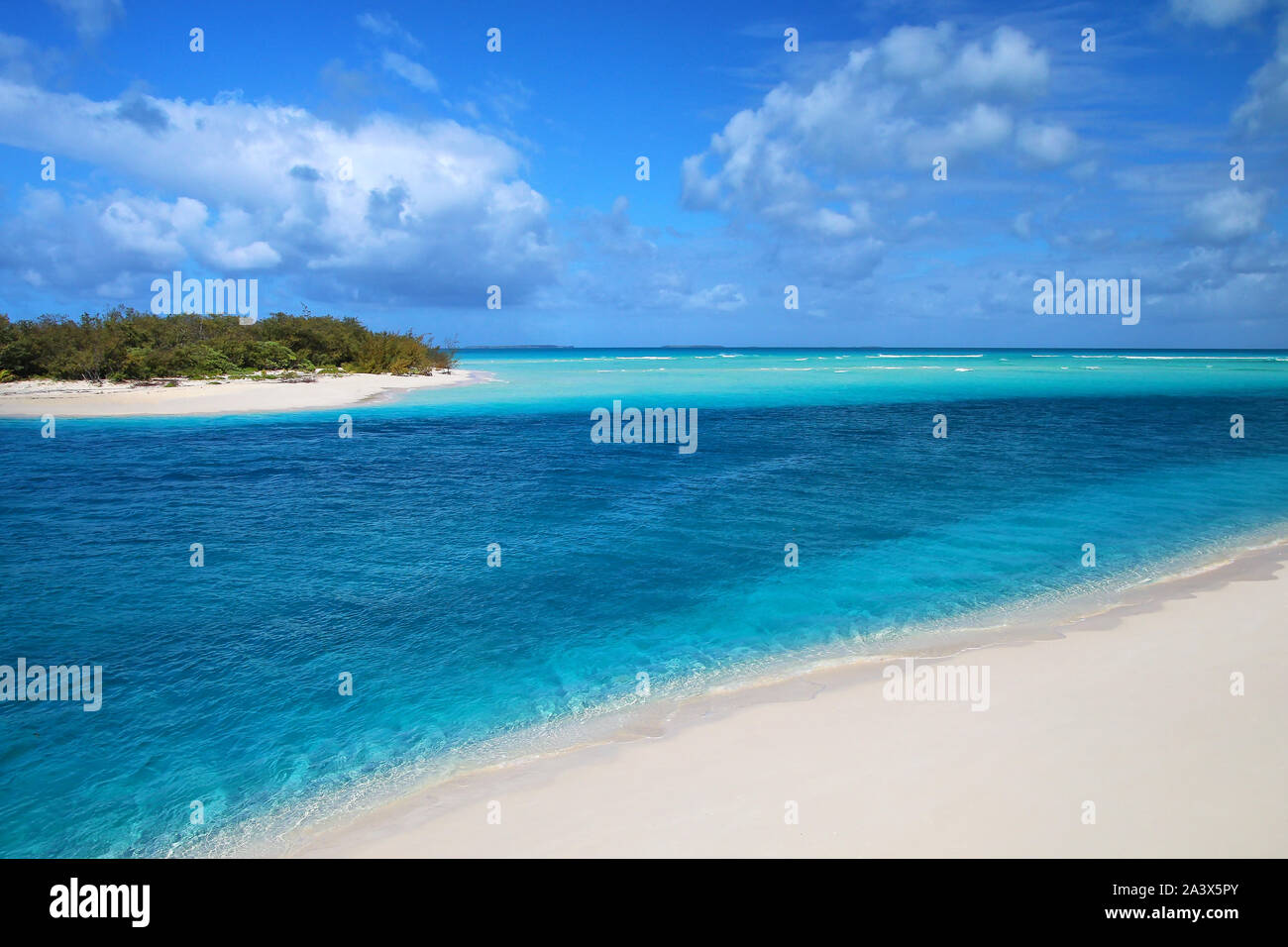 Kanal zwischen Ouvea und Mouli Inseln fließen in den Ouvea Lagune, Loyalty Islands, New Caledonia. Die Lagune wurde als UNESCO-Weltkulturerbe Stockfoto