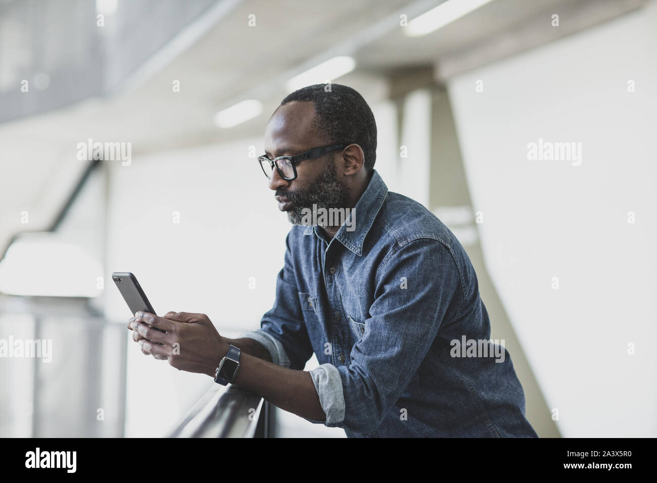 Afrikanische amerikanische Geschäftsmann mit Smartphone Stockfoto