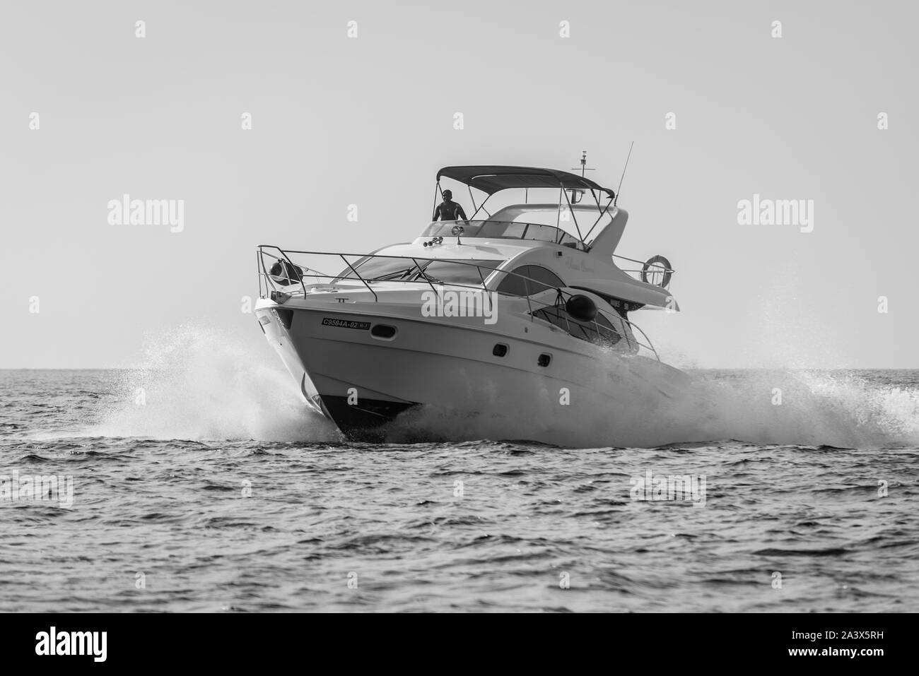 Male, Malediven - November 17, 2017: Speed Boot schnell Kreuzfahrt im Meer auf den Malediven, Nord Male Atoll (Kaafu Atoll), Asien, Indischer Ozean. Schwarz und Weiss Stockfoto