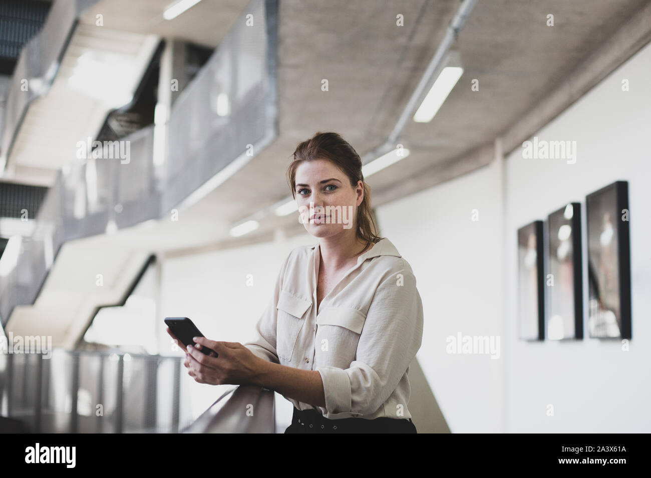 Portrait von weiblichen executive Holding ein Smartphone Stockfoto
