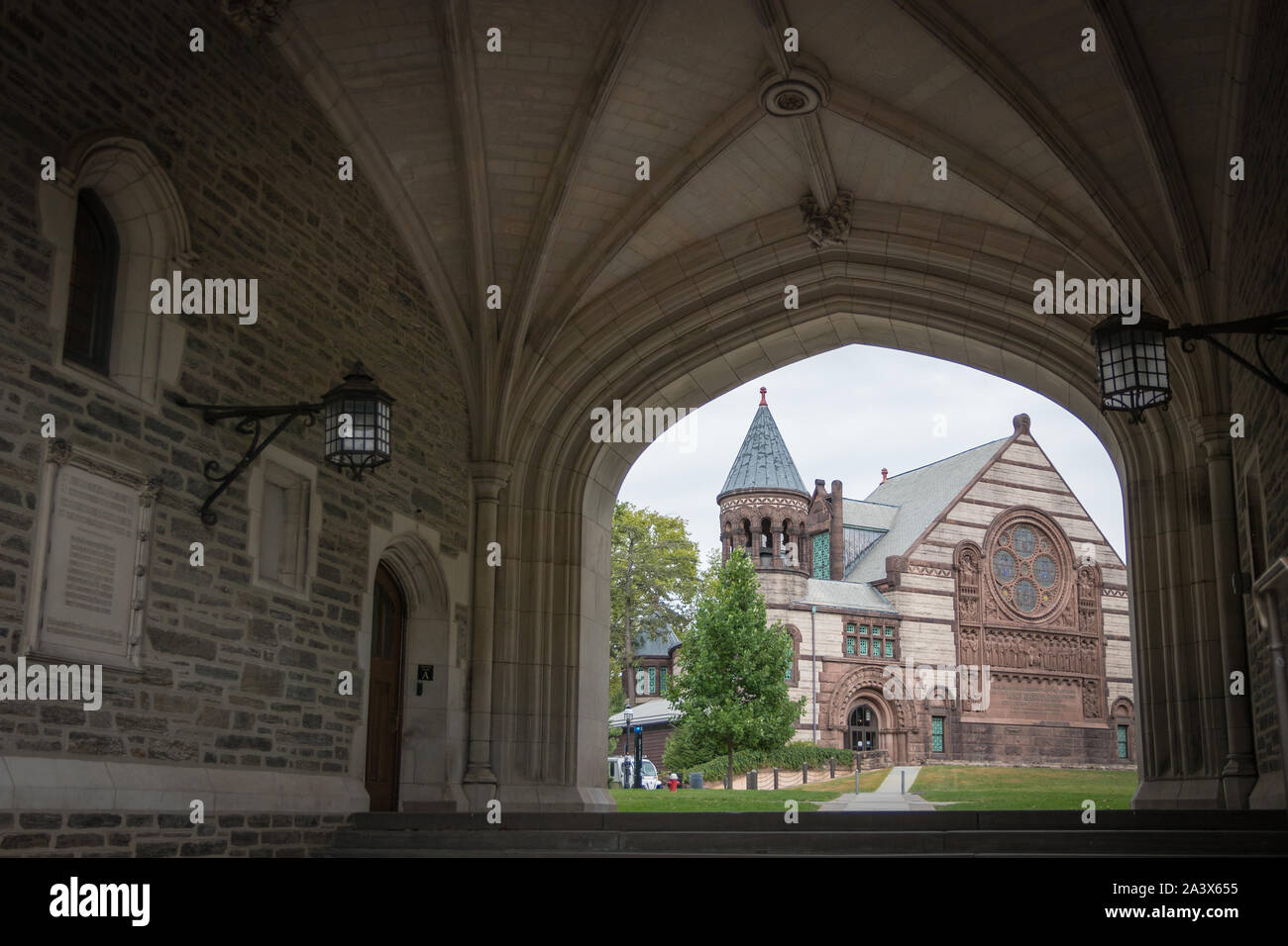 Alexander Hall durch den Kreuzgang von Blair Hall, Princeton University Stockfoto