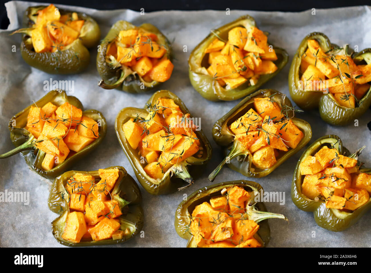 Paprika Paprika gefüllt mit Kürbis. Gebackene Paprika mit Kürbis. Veganes Mittagessen. Herbst essen. Selektive konzentrieren. Makro. Stockfoto