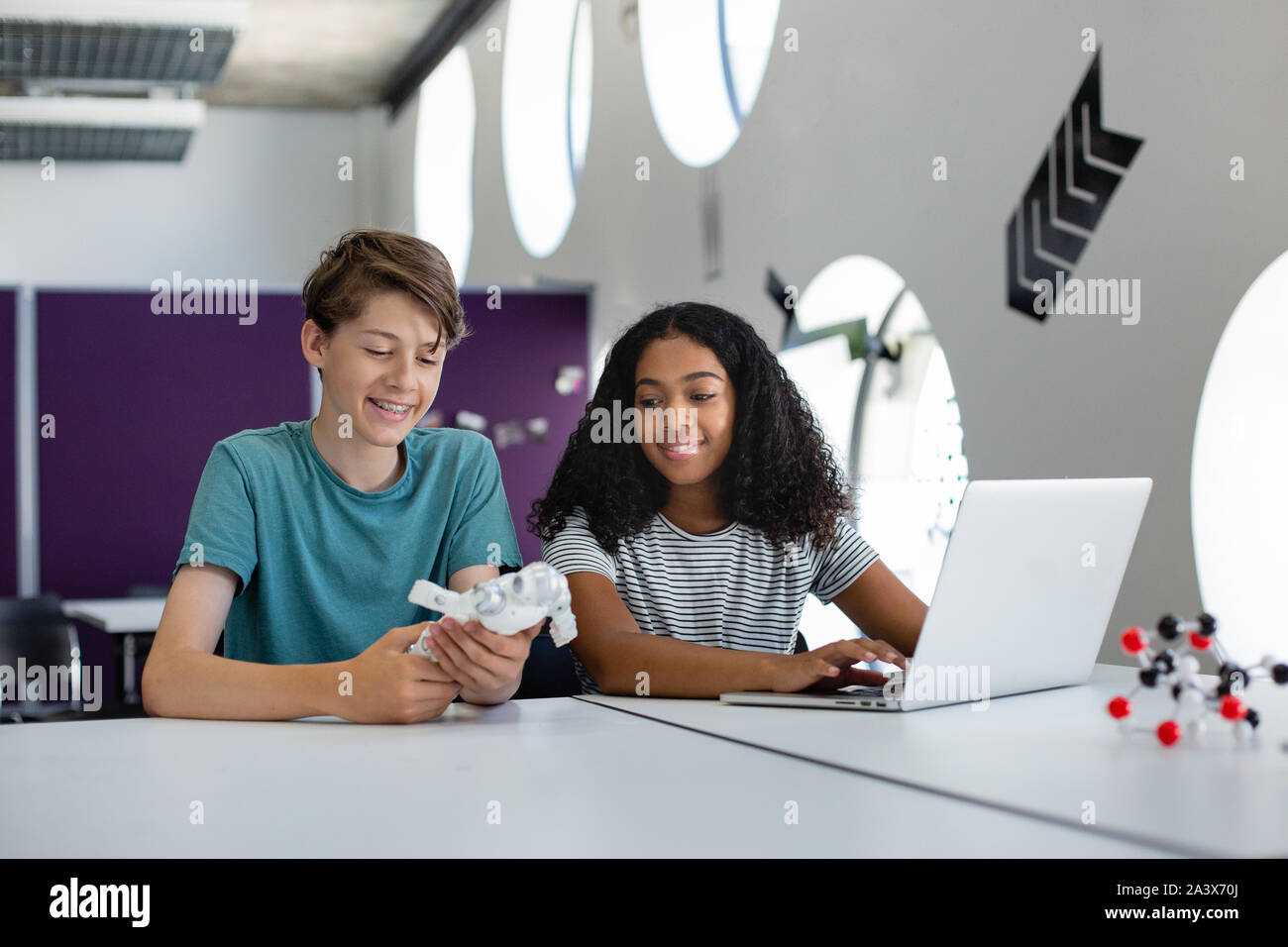 Schülerinnen und Schüler in einer Klasse Stockfoto