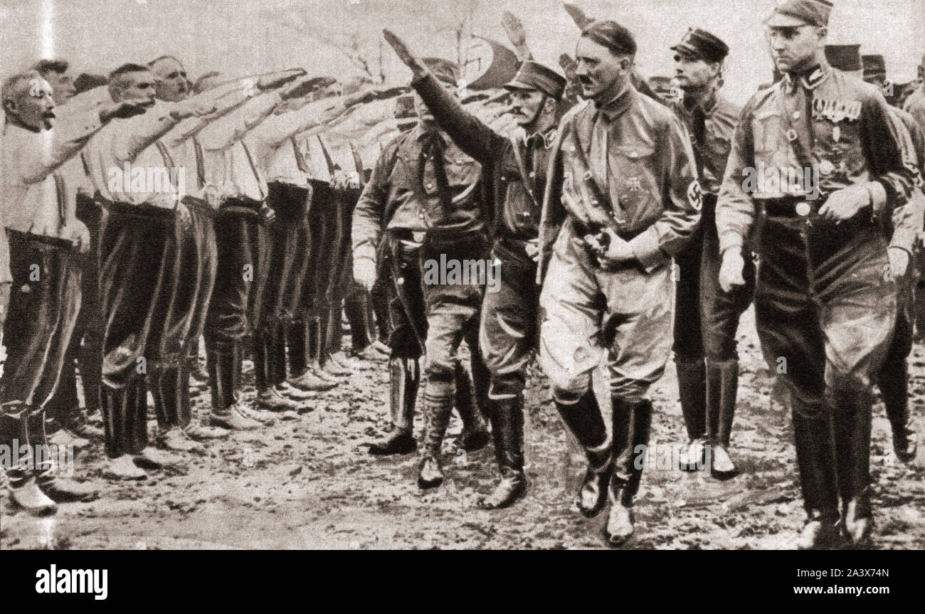 Adolf Hitler, hier sehen Sie die Mitglieder der NS-Organisation, 1930. Adolf Hitler, 1889 - 1945. Deutsche Politiker und Führer der Nsdap. Aus dem Festzug des Jahrhunderts, veröffentlicht 1934. Stockfoto