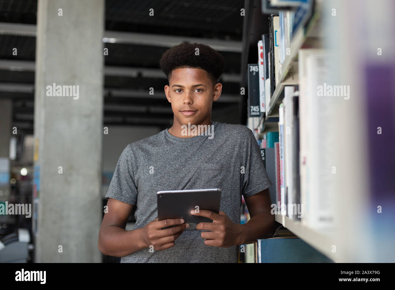 Portrait der afrikanischen amerikanischen männlichen Kursteilnehmer in Bibliothek Stockfoto
