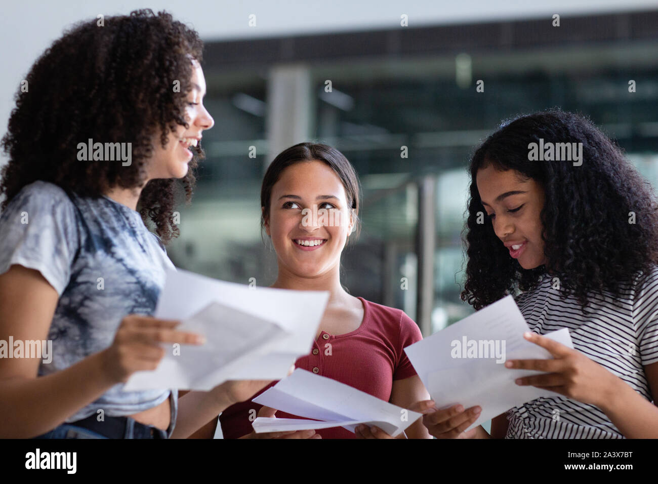 Weibliche High School Studenten öffnen ihre Prüfungsergebnisse Stockfoto