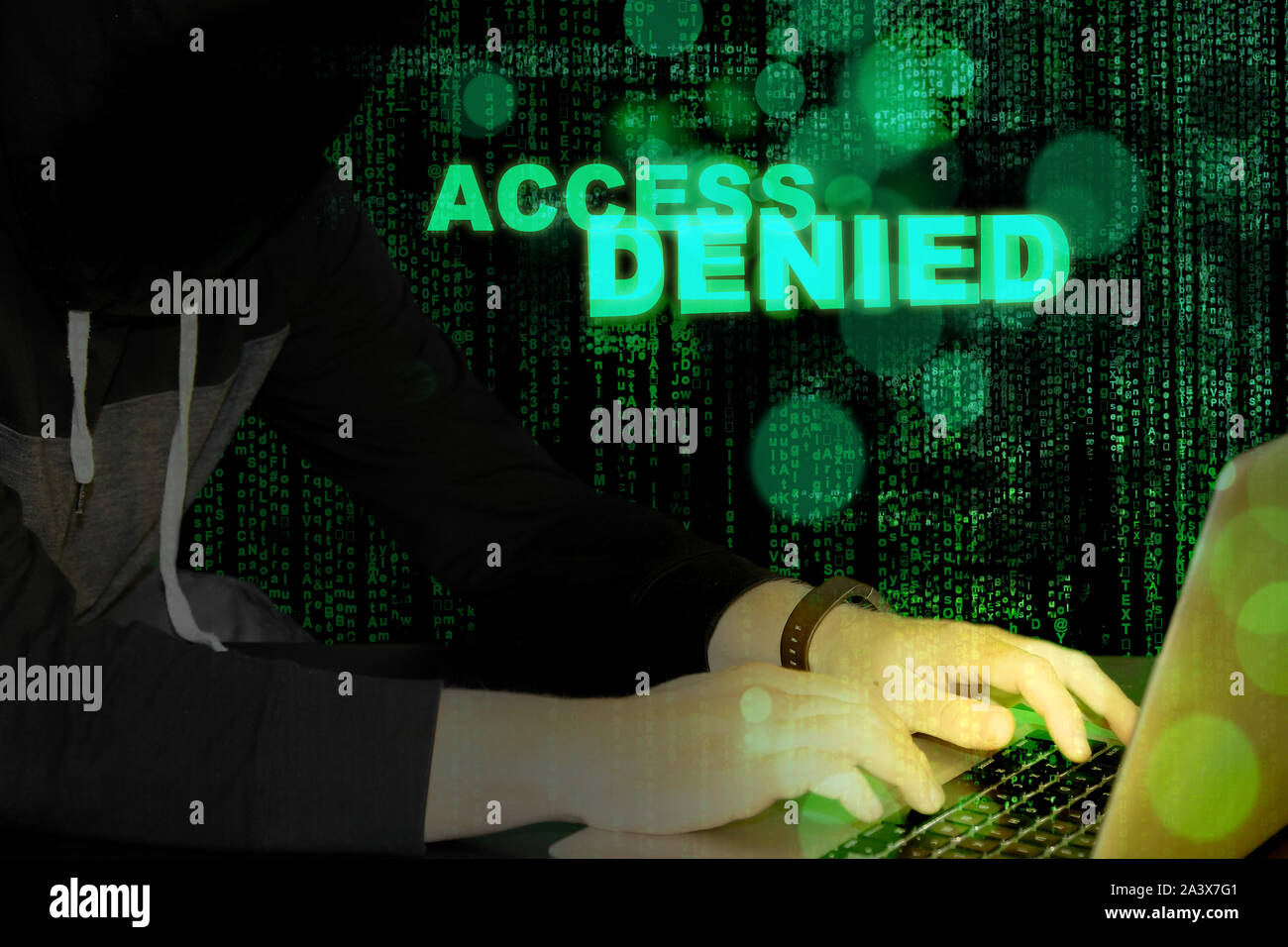 Zugriff verweigert - Hacker und Laptop mit Code Hintergrund Stockfoto