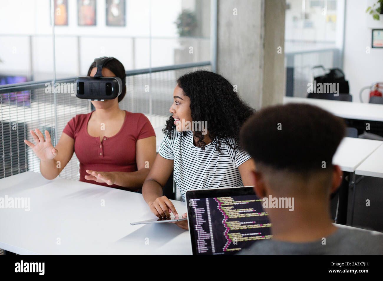 Schülern unter VR-Headset in der Klasse Stockfoto