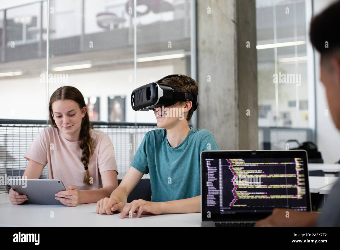 Schülern unter VR-Headset in der Klasse Stockfoto