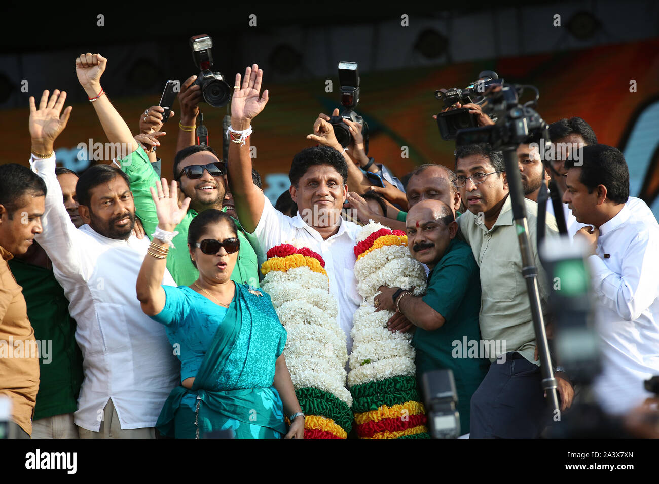 Colombo, Sri Lanka. 10 Okt, 2019. Präsidentschaftskandidat von Sri Lanka Regierungspartei Sajith Premadasa (C) Welle zu Unterstützer während ihrer ersten Wahlkampf Rallye in Colombo, Sri Lanka, Donnerstag, Oktober. 10, 2019. Credit: Pradeep Dambarage/ZUMA Draht/Alamy leben Nachrichten Stockfoto