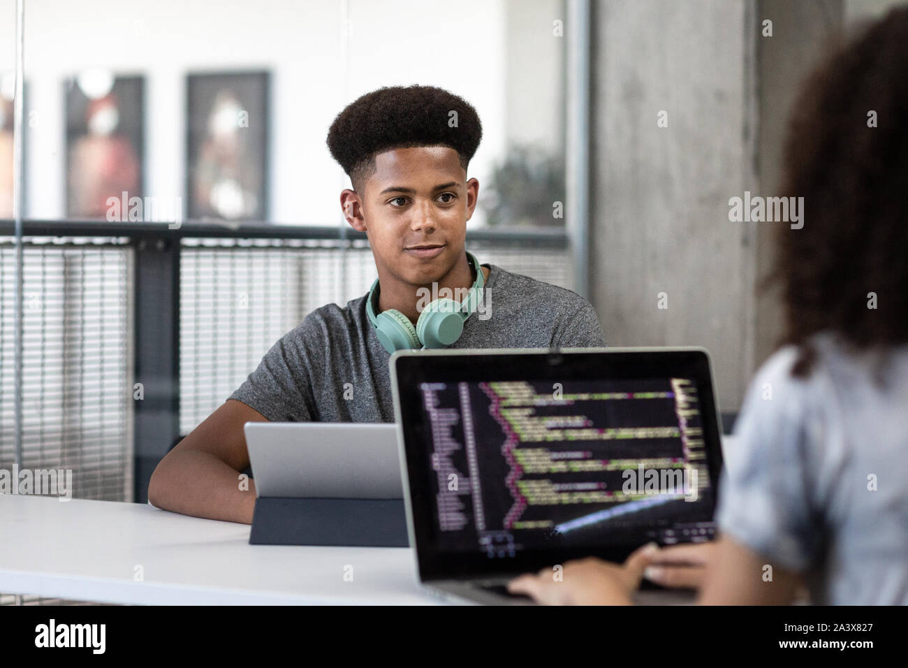 African American männliche Kursteilnehmer Kodierung in der Klasse Stockfoto