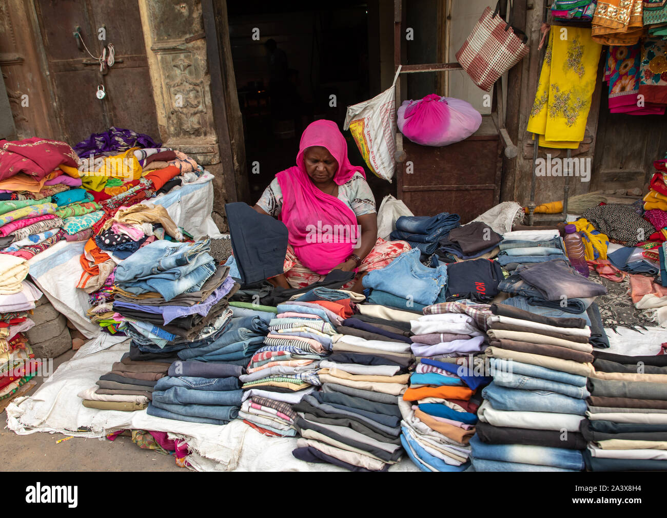 Indische Frau Verkauf von Textilien in der Straße, Rajasthan, Bikaner, Indien Stockfoto