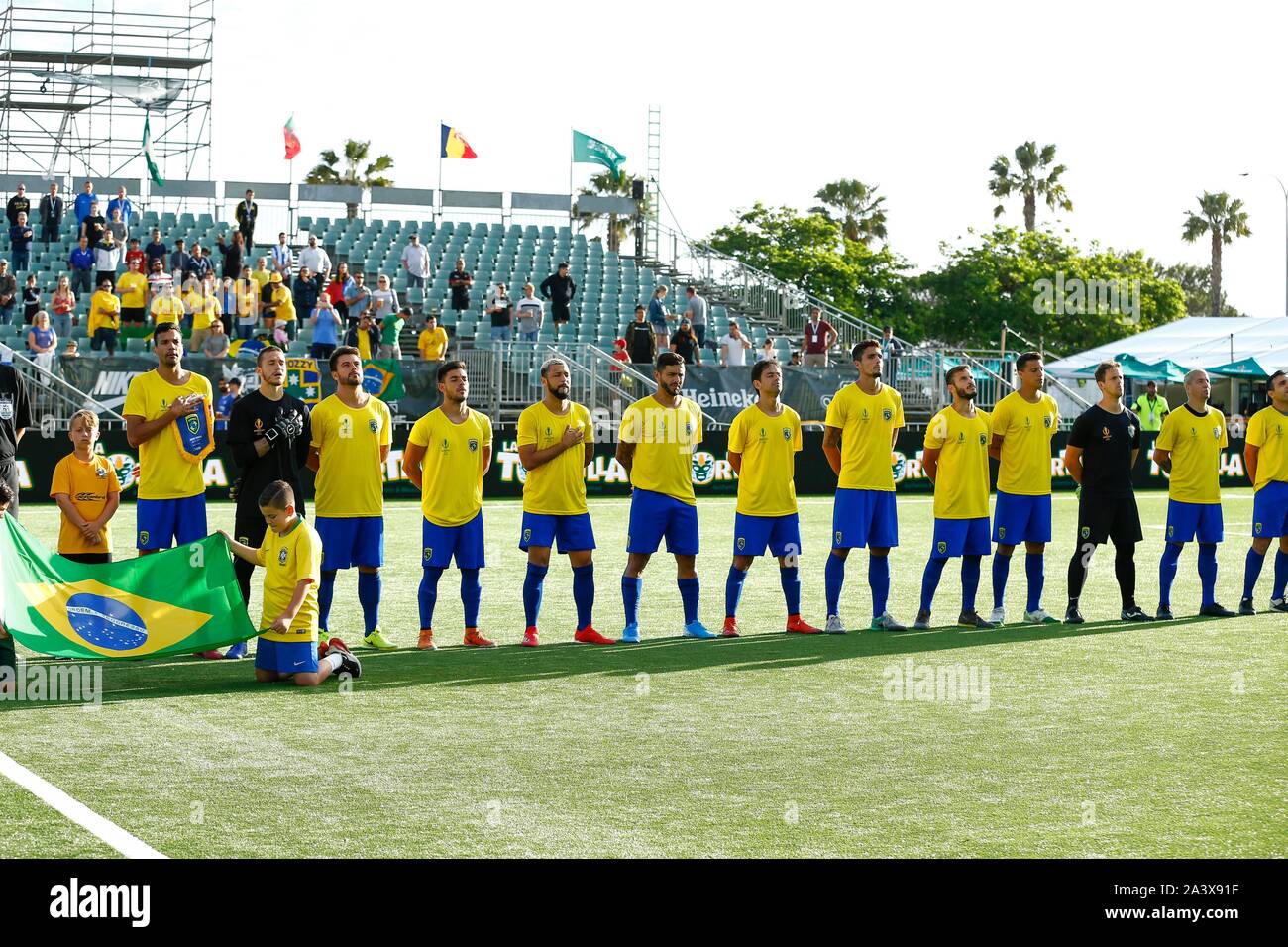 10. Oktober 2019; Langley Park, Perth, Western Australia, Australien; Welt Mini Football Federation World Cup Halbfinale; Ungarn gegen Brasilien, Brasilien Spieler richten für die Nationalhymne - Redaktionelle Verwendung Stockfoto