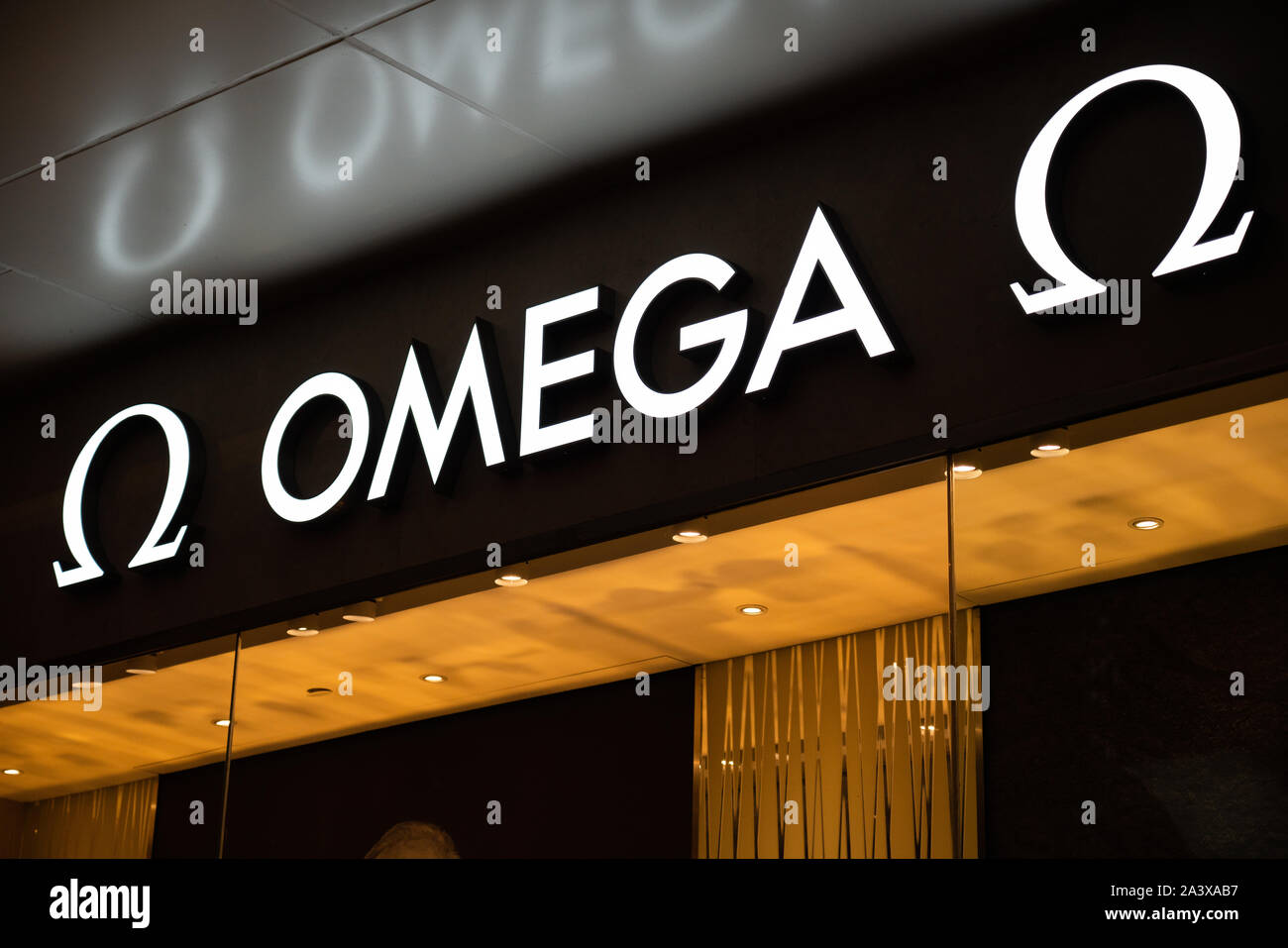 Schweizer Uhrmacher, Omega Logo in Shenzhen gesehen. Stockfoto